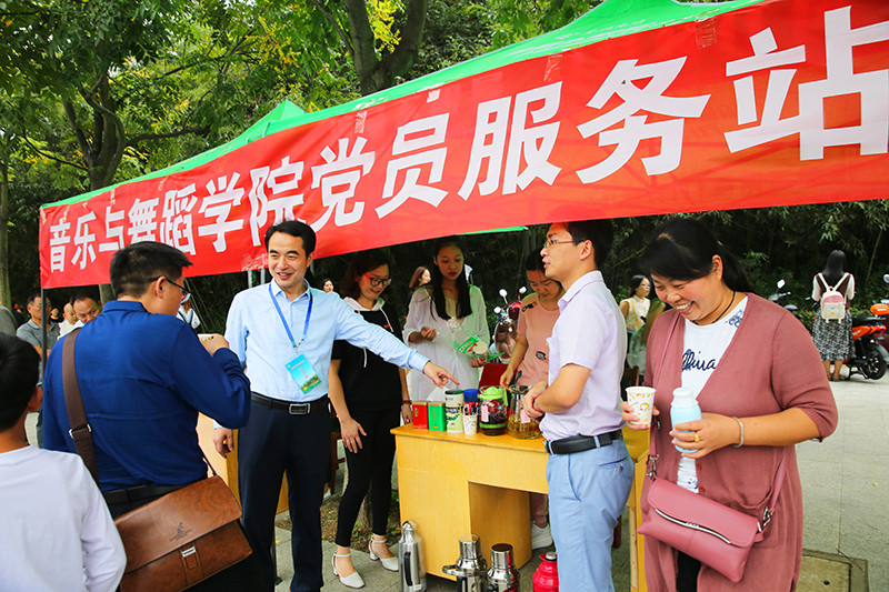 2017091110285821.jpg 我院圆满完成2017级迎新工作